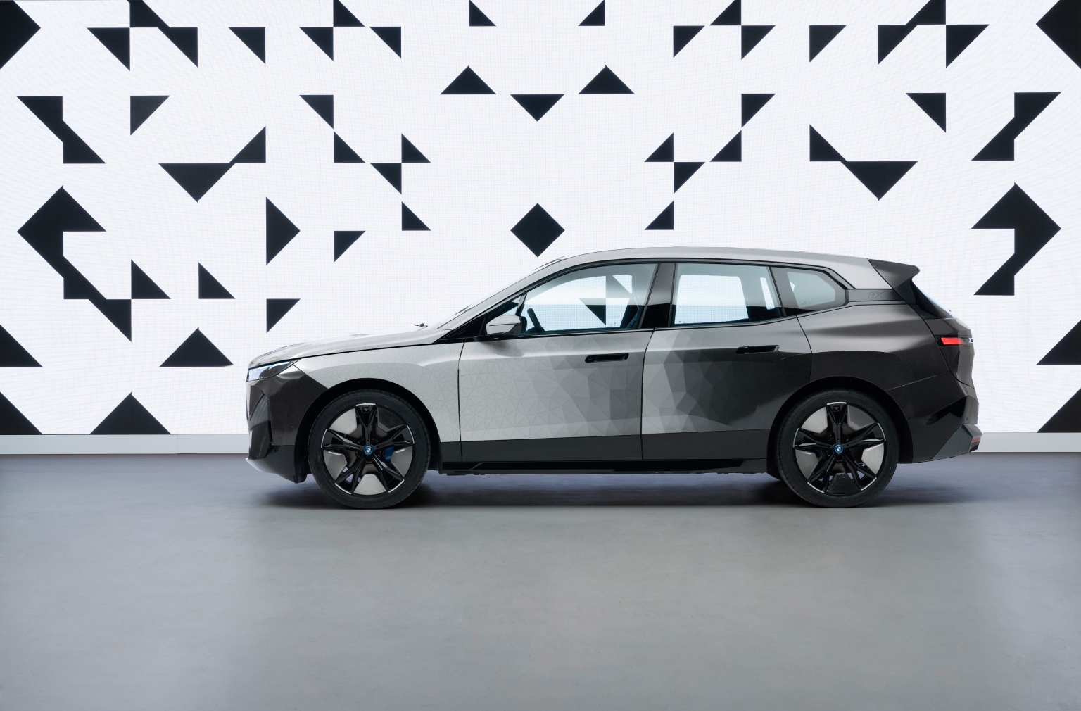 BMW iX Color Changing Paint (2)
