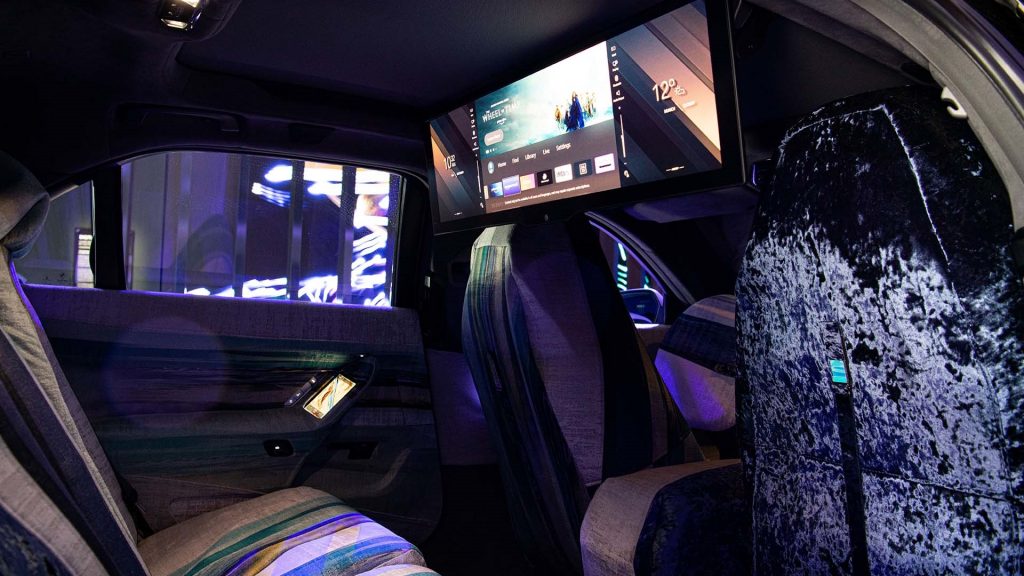 BMW Theatre Screen 8K 31 Inch