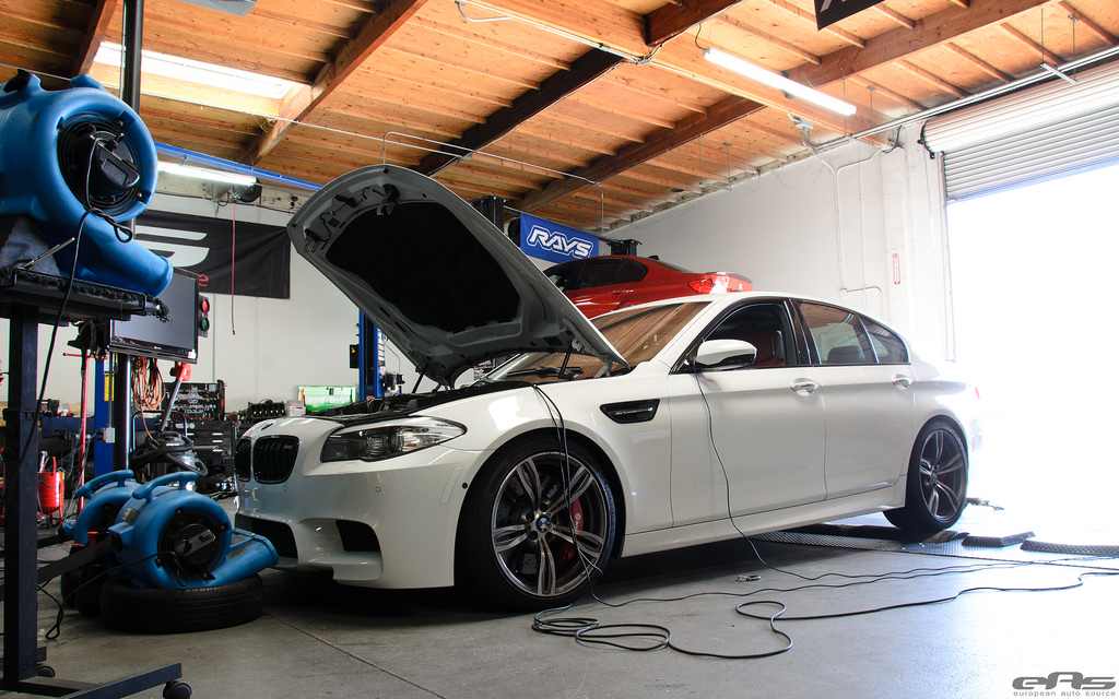 Video Highlights F10 BMW M5 by ESS vs Lamborghini Huracan in Drag Race